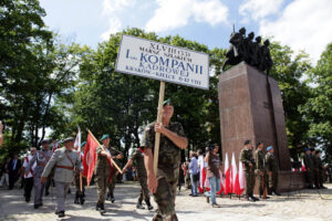 Kadrówka dotarła do Kielc, uroczystości pod Pomnikiem Czwórki Legionowej z udziałem najwyższych władz państwowych, wojskowych i samorządowych, meldunek komendanta Marszu, złożenie kwiatów / Radio Kielce