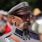 Kadrówka dotarła do Kielc, uroczystości pod Pomnikiem Czwórki Legionowej z udziałem najwyższych władz państwowych, wojskowych i samorządowych, meldunek komendanta Marszu, złożenie kwiatów / Wojciech Habdas / Radio Kielce