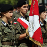 Kadrówka dotarła do Kielc, uroczystości pod Pomnikiem Czwórki Legionowej z udziałem najwyższych władz państwowych, wojskowych i samorządowych, meldunek komendanta Marszu, złożenie kwiatów / Wojciech Habdas / Radio Kielce