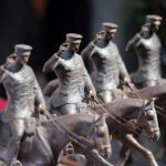 Kadrówka dotarła do Kielc, uroczystości pod Pomnikiem Czwórki Legionowej z udziałem najwyższych władz państwowych, wojskowych i samorządowych, meldunek komendanta Marszu, złożenie kwiatów / Wojciech Habdas / Radio Kielce