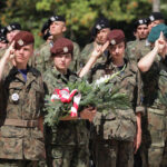 Kadrówka dotarła do Kielc, uroczystości pod Pomnikiem Czwórki Legionowej z udziałem najwyższych władz państwowych, wojskowych i samorządowych, meldunek komendanta Marszu, złożenie kwiatów / Wojciech Habdas / Radio Kielce