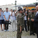 Kadrówka dotarła do Kielc, uroczystości pod Pomnikiem Czwórki Legionowej z udziałem najwyższych władz państwowych, wojskowych i samorządowych, meldunek komendanta Marszu, złożenie kwiatów / Wojciech Habdas / Radio Kielce