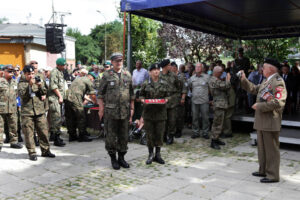 Kadrówka dotarła do Kielc, uroczystości pod Pomnikiem Czwórki Legionowej z udziałem najwyższych władz państwowych, wojskowych i samorządowych, meldunek komendanta Marszu, złożenie kwiatów / Wojciech Habdas / Radio Kielce