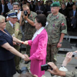 Kadrówka dotarła do Kielc, uroczystości pod Pomnikiem Czwórki Legionowej z udziałem najwyższych władz państwowych, wojskowych i samorządowych, meldunek komendanta Marszu, złożenie kwiatów / Wojciech Habdas / Radio Kielce