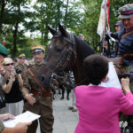 Kadrówka dotarła do Kielc, uroczystości pod Pomnikiem Czwórki Legionowej z udziałem najwyższych władz państwowych, wojskowych i samorządowych, meldunek komendanta Marszu, złożenie kwiatów / Wojciech Habdas / Radio Kielce