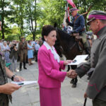 Kadrówka dotarła do Kielc, uroczystości pod Pomnikiem Czwórki Legionowej z udziałem najwyższych władz państwowych, wojskowych i samorządowych, meldunek komendanta Marszu, złożenie kwiatów / Wojciech Habdas / Radio Kielce