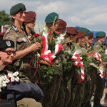 Kadrówka dotarła do Kielc, uroczystości pod Pomnikiem Czwórki Legionowej z udziałem najwyższych władz państwowych, wojskowych i samorządowych, meldunek komendanta Marszu, złożenie kwiatów / Wojciech Habdas / Radio Kielce
