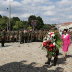 Kadrówka dotarła do Kielc, uroczystości pod Pomnikiem Czwórki Legionowej z udziałem najwyższych władz państwowych, wojskowych i samorządowych, meldunek komendanta Marszu, złożenie kwiatów / Wojciech Habdas / Radio Kielce