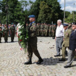 Kadrówka dotarła do Kielc, uroczystości pod Pomnikiem Czwórki Legionowej z udziałem najwyższych władz państwowych, wojskowych i samorządowych, meldunek komendanta Marszu, złożenie kwiatów / Wojciech Habdas / Radio Kielce