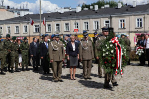 Kieleckie obchody Dnia Wojska Polskiego. Delegacje złożyły kwiaty pod pomnikiem Czwórki Legionowej / Wojciech Habdas / Radio Kielce