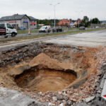 To nie woda, a nieudolnie wykonana przed laty naprawa przewodu energetycznego okazała się przyczyną powstania dziury w ulicy Krakowskiej w Kielcach. / Wojciech Habdas / Radio Kielce