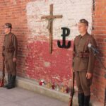 Poświęcenie krzyża na murze dawnego więzienia przy kieleckiej ulicy Zamkowej / Krzysztof Żołądek / Radio Kielce