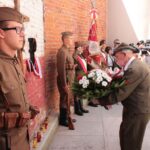 Poświęcenie krzyża na murze dawnego więzienia przy kieleckiej ulicy Zamkowej / Krzysztof Żołądek / Radio Kielce