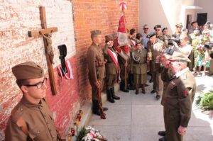 Poświęcenie krzyża na murze dawnego więzienia przy kieleckiej ulicy Zamkowej / Krzysztof Żołądek / Radio Kielce