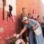 Poświęcenie krzyża na murze dawnego więzienia przy kieleckiej ulicy Zamkowej / Krzysztof Żołądek / Radio Kielce