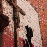 Poświęcenie krzyża na murze dawnego więzienia przy kieleckiej ulicy Zamkowej / Krzysztof Żołądek / Radio Kielce