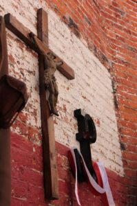Poświęcenie krzyża na murze dawnego więzienia przy kieleckiej ulicy Zamkowej / Krzysztof Żołądek / Radio Kielce
