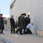 Inscenizacja historyczna ukazująca udaną próbę odbicia więźniów przygotowana przez Stowarzyszenie Rekonstrukcji Historycznych „Jodła”, Światowy Związek Żołnierzy Armii Krajowej i Wzgórze Zamkowe / Krzysztof Żołądek / Radio Kielce