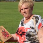 Wiceprzewodnicząca Rady Miasta w Daleszycach Anna Oszczepalska prezentuje swoją książkę / Krzysztof Żołądek / Radio Kielce