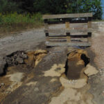 Brak kanałów burzowych na parkingu przy cmentarzu w Cedzynie powoduje, że po każdym większym deszczu, ulice położone poniżej placu są zalewane. / Paweł Klepka / Radio Kielce