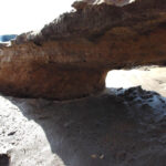 Brak kanałów burzowych na parkingu przy cmentarzu w Cedzynie powoduje, że po każdym większym deszczu, ulice położone poniżej placu są zalewane. / Paweł Klepka / Radio Kielce