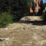 Brak kanałów burzowych na parkingu przy cmentarzu w Cedzynie powoduje, że po każdym większym deszczu, ulice położone poniżej placu są zalewane. / Paweł Klepka / Radio Kielce