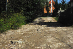 Brak kanałów burzowych na parkingu przy cmentarzu w Cedzynie powoduje, że po każdym większym deszczu, ulice położone poniżej placu są zalewane. / Paweł Klepka / Radio Kielce