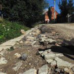 Brak kanałów burzowych na parkingu przy cmentarzu w Cedzynie powoduje, że po każdym większym deszczu, ulice położone poniżej placu są zalewane. / Radio Kielce