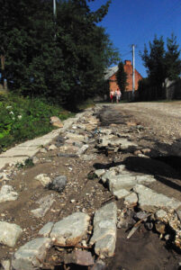 Brak kanałów burzowych na parkingu przy cmentarzu w Cedzynie powoduje, że po każdym większym deszczu, ulice położone poniżej placu są zalewane. / Radio Kielce