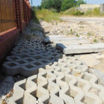 Brak kanałów burzowych na parkingu przy cmentarzu w Cedzynie powoduje, że po każdym większym deszczu, ulice położone poniżej placu są zalewane. / Radio Kielce