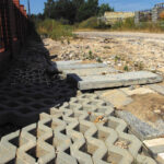 Brak kanałów burzowych na parkingu przy cmentarzu w Cedzynie powoduje, że po każdym większym deszczu, ulice położone poniżej placu są zalewane. / Paweł Klepka / Radio Kielce