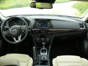 Nowa Mazda 6 / Robert Felczak / Radio Kielce