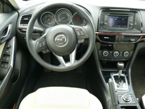 Nowa Mazda 6 / Robert Felczak / Radio Kielce