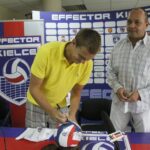Tradycyjny autograf na piłce składa Piotr Adamski / Kamil Król / Radio Kielce