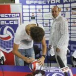 Podpis na piłce składa Nikodem Wolański / Kamil Król / Radio Kielce