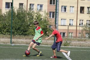 Wakacje z Futbolem 2013, mecz Orlik 27 Kielce - FC Nitro (podstawówki) / Kamil Król / Radio Kielce