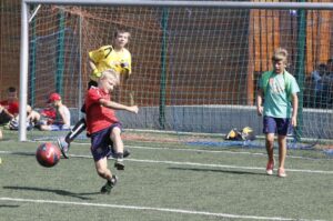 Wakacje z Futbolem 2013, mecz Orlik 27 Kielce - FC Nitro (podstawówki) / Kamil Król / Radio Kielce