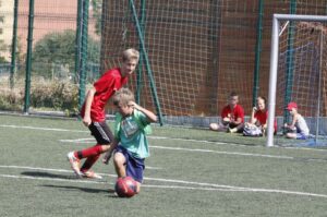 Wakacje z Futbolem 2013, mecz Orlik 27 Kielce - FC Nitro (podstawówki) / Kamil Król / Radio Kielce