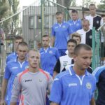 Zawodnicy obu drużyn wychodzą na murawę boiska / Kamil Król / Radio Kielce