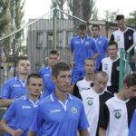 Zawodnicy obu drużyn wychodzą na murawę boiska / Kamil Król / Radio Kielce