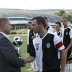 Puchar za awans do III ligi z rąk wiceprezesa ŚZPN Sławomira Trybka odbiera kapitan Nidy Łukasz Mika / Kamil Król / Radio Kielce