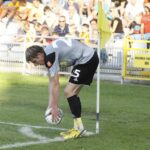 Piłkę w narożniku boiska ustawia Jacek Kiełb / Kamil Król / Radio Kielce