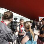 Członkowie Ruchu Palikota protestują przeciw nadaniu biskupowi Kazimierzowi Ryczanowi tytułu Honorowego Obywatela Kielc / Kamil Król / Radio Kielce