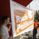 Członkowie Ruchu Palikota protestują przeciw nadaniu biskupowi Kazimierzowi Ryczanowi tytułu Honorowego Obywatela Kielc / Kamil Król / Radio Kielce