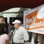 Członkowie Ruchu Palikota protestują przeciw nadaniu biskupowi Kazimierzowi Ryczanowi tytułu Honorowego Obywatela Kielc / Kamil Król / Radio Kielce