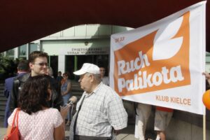 Członkowie Ruchu Palikota protestują przeciw nadaniu biskupowi Kazimierzowi Ryczanowi tytułu Honorowego Obywatela Kielc / Kamil Król / Radio Kielce