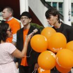 Członkowie Ruchu Palikota protestują przeciw nadaniu biskupowi Kazimierzowi Ryczanowi tytułu Honorowego Obywatela Kielc / Kamil Król / Radio Kielce