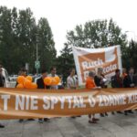 Członkowie Ruchu Palikota protestują przeciw nadaniu biskupowi Kazimierzowi Ryczanowi tytułu Honorowego Obywatela Kielc / Kamil Król / Radio Kielce