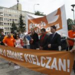 Członkowie Ruchu Palikota protestują przeciw nadaniu biskupowi Kazimierzowi Ryczanowi tytułu Honorowego Obywatela Kielc / Kamil Król / Radio Kielce