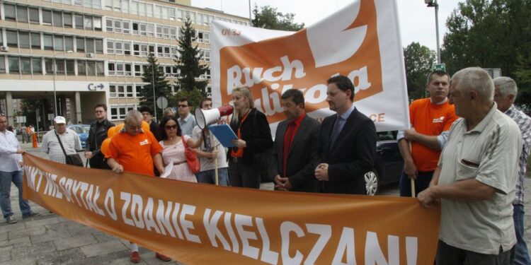 Członkowie Ruchu Palikota protestują przeciw nadaniu biskupowi Kazimierzowi Ryczanowi tytułu Honorowego Obywatela Kielc / Kamil Król / Radio Kielce